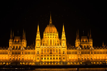 Naklejka premium Budapest parliament by night