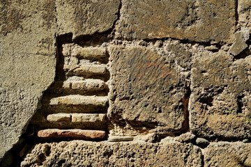 mur abîmé avec briques apparentes