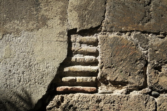 mur abîmé avec briques apparentes