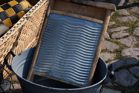 Zinkwaschbrett in einem Waschbottichl auf einem Flohmarkt
