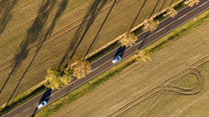 Luftbild Landstraße durch Felder 

