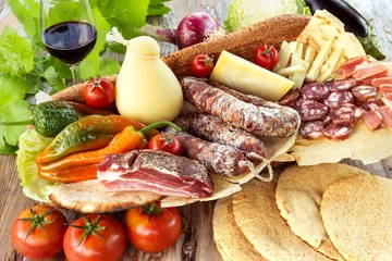 Fotobehang Assortiment van vleeswaren, kazen en andere Italiaanse producten, Italiaanse gerechten © Alessio Orrù