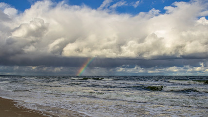 Regenbogen über dem Meer