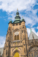 Obraz premium St. Vitus Cathedral in Prague in a beautiful summer day