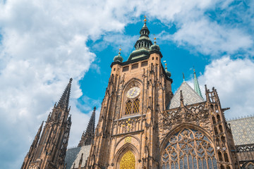 Obraz premium St. Vitus Cathedral in Prague in a beautiful summer day
