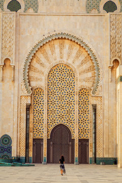 Femme en voyage au Maroc touriste voyageuse mosquée
