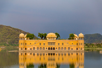 Palais sur l'eau à Jaipur au Rajasthan en Inde