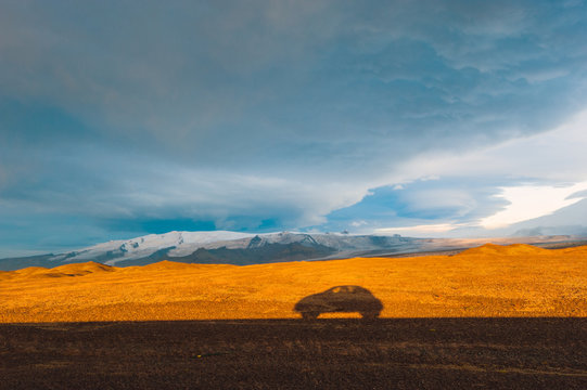 Une voiture en ombre chinoise sur une route en Islanded