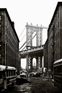Vue de dessous du Pont de Manhantan avec l'Empire State Building en fond