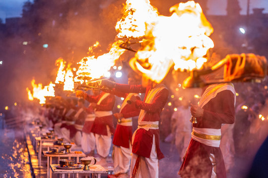 C&eacute;r&eacute;monie du feu en Inde Ganga Aarti Varanasi