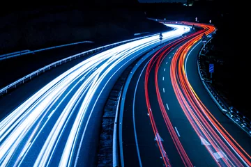 Crédence de cuisine en verre imprimé Autoroute dans la nuit Sentiers légers de voiture de route la nuit
