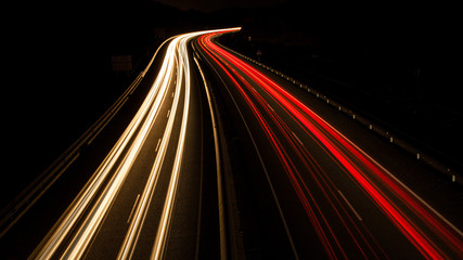 Lichtspuren für Autobahnautos bei Nacht