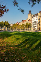 Neues Rathaus Leipzig mit geschwungener grünen Wiese und modernen Gebäude