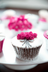 Browni decorado con rositas de fondant en primer plano