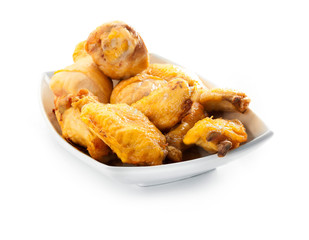 Bowl de cerámica blanca con alitas fritas vistos frontalmente sobre fondo blanco