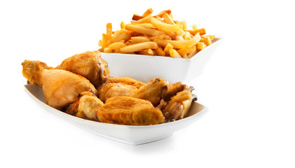 Bowls de cerámica blanca con alitas y patatas fritas vistos frontalmente sobre fondo blanco