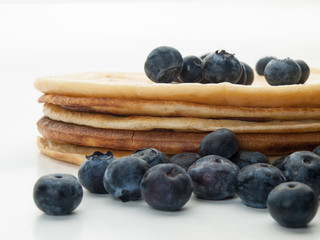 Varias tortitas americanas decoradas con miel y arándanos 2