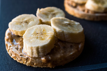 Bulgur Rice Cakes with Sliced Bananas and Peanut Butter / Round Crackers.