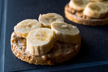 Bulgur Rice Cakes with Sliced Bananas and Peanut Butter / Round Crackers.
