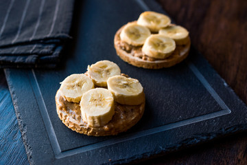 Bulgur Rice Cakes with Sliced Bananas and Peanut Butter / Round Crackers.