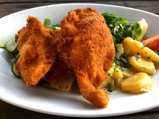 Breaded fried chicken salad with potatoes lamb's lettuce salad  -  Backhendlsalat mit Erdäpfel Vogerlsalat