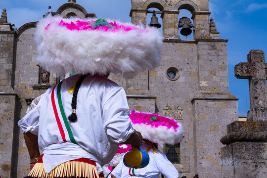 Bonitos y grandes los sombreros de la danza Matlachin.