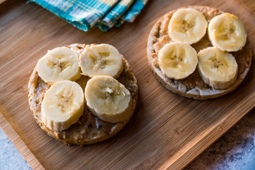 Bulgur Rice Cakes with Sliced Bananas and Peanut Butter / Round Crackers.