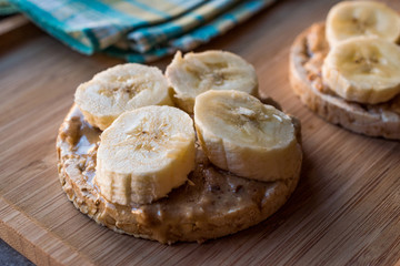 Bulgur Rice Cakes with Sliced Bananas and Peanut Butter / Round Crackers.