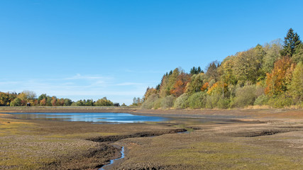 Mittlerer Pfauenteich im Oberharz mit niedrigem Wasserstand nach trockenem Sommer