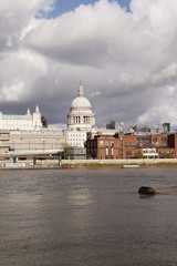 Fototapeta premium Cathédrale Saint Paul et la Tamise à Londres