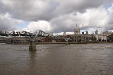Fototapeta premium Pont du Millenium sur la Tamise à Londres
