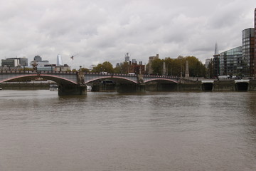 Fototapeta na wymiar Pont Vauxhall sur la Tamise à Londres 