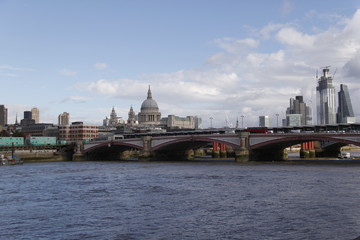 Obraz na płótnie Canvas Pont Blackfriars sur la Tamise à Londres
