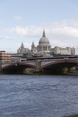 Fototapeta na wymiar Cathédrale Saint Paul et pont Blackfriars sur la Tamise à Londres