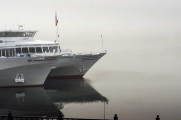 Fototapeta na wymiar ship's nose in the fog