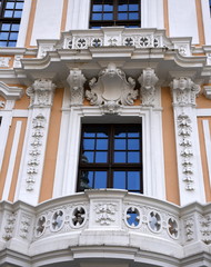 Prunkvolle Fassade des Taschenbergpalais mit Balkonen und Reliefs