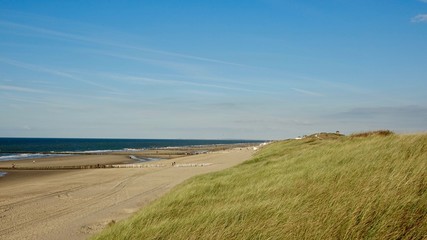 Fototapeta premium Dünenlandschaft am Meer in Zeeland, Niederlande