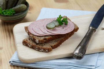 Graubrot mit Wurst und Gewürzgurke