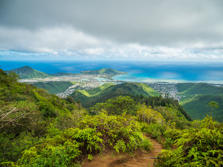 Obraz premium Blue sky over green montains. Kuliouou Ridge Trail, Hawaii, Oahu
