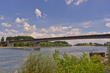 The bridge over the river Rhein in Speyer is connecting the states Rhineland-Palatinate and Baden Wuerttemberg.