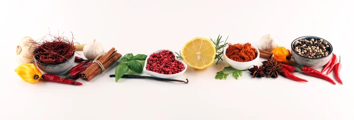Foto auf Acrylglas Aromatisch Gewürze und Kräuter auf dem Tisch. Zutaten für Lebensmittel und Küche.