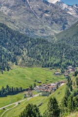 Fototapeta na wymiar Alpental in Tirol an einem sonnigen Sommertag, Wälder und Wiesen im Tal, malende Ansichten