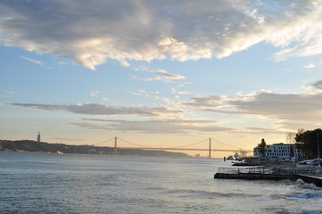 Fototapeta premium pont du 25 avril lisbonne au coucher de soleil