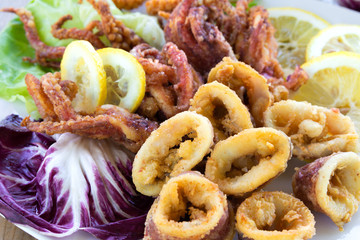 Piatto di calamari fritti con verdure fresche