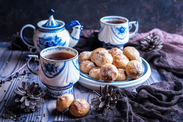 Tea with gingerbread.