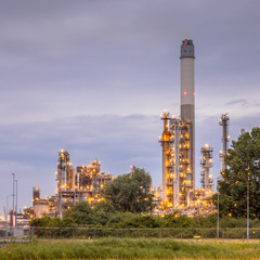 Fototapeta na wymiar Modern oil refinery
