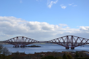 Железнодорожный мост через реку Форт в Шотландии весенним утром