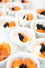 Aperitivo finger food con salmone e caviale nero