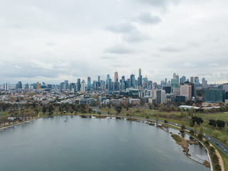 Obraz premium Aerial view of Melbourne skyline on a cloudy day.