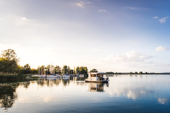 Hausboot bei Sonnenuntergang